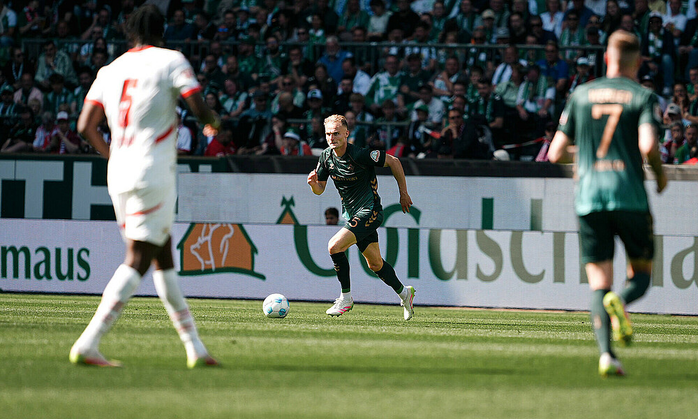 Amos Pieper mit Ball am Fuß im Heimspiel gegen RB Leipzig