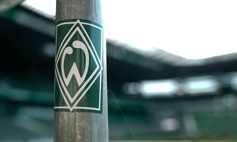 Auf einer Stange klebt en Sticker mit der Werderraute drauf.
