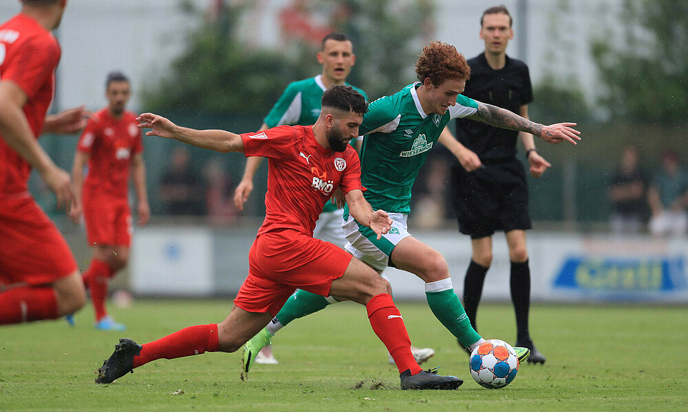 Josh Sargent im Zweikampf mit einem Spieler des FC Oberneuland.