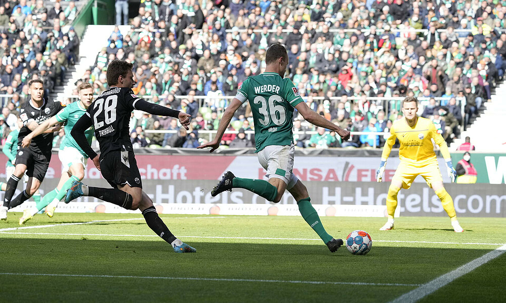 null Christian Groß ist von hinten beim schießen zu sehen.