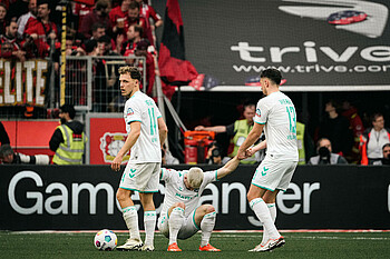 null Romano Schmid wird von Mitspielern hochgeholfen.