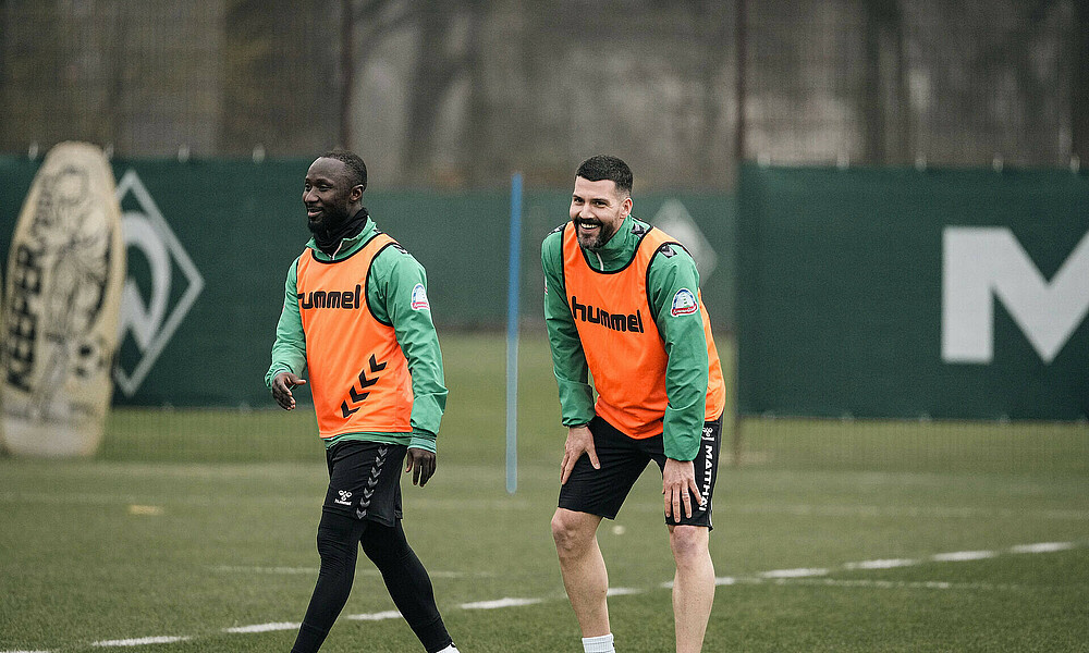 Anthony Jung lächelt auf dem Trainingsplatz mit einem Leibchen an. 