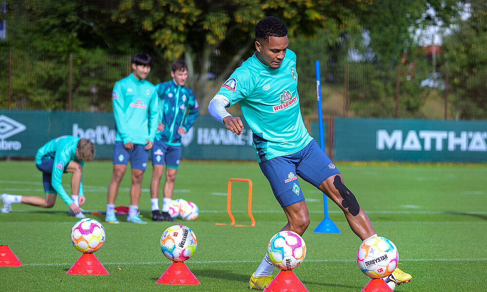 Felix Agu mit ausgestrecktem Bein beim Training.