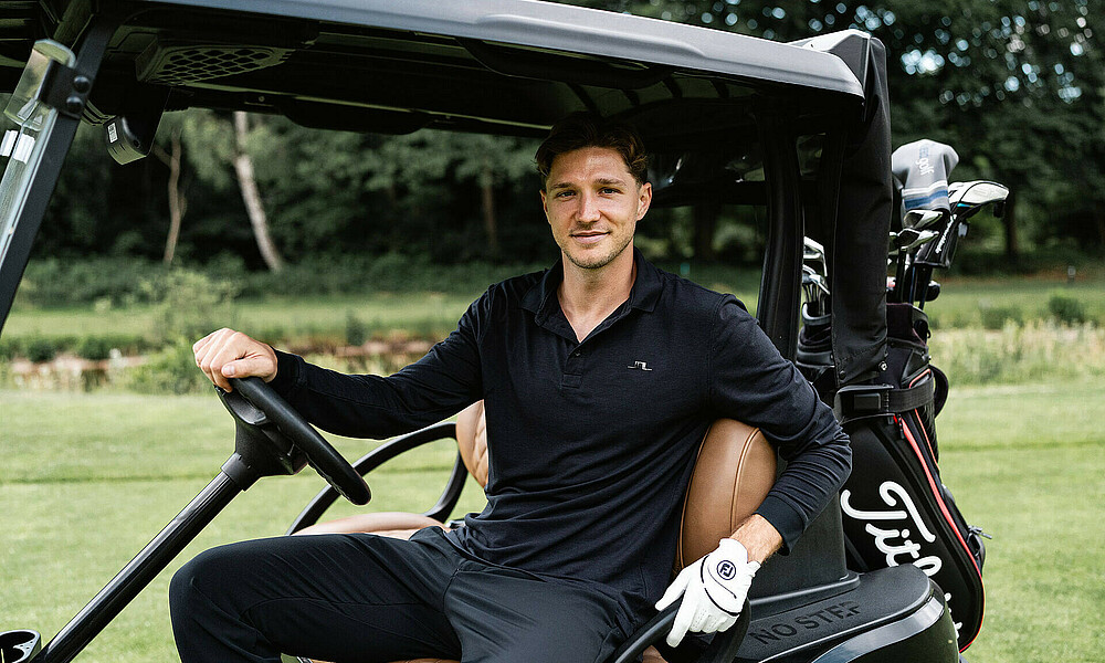 null Niklas Stark im Golf-Caddy