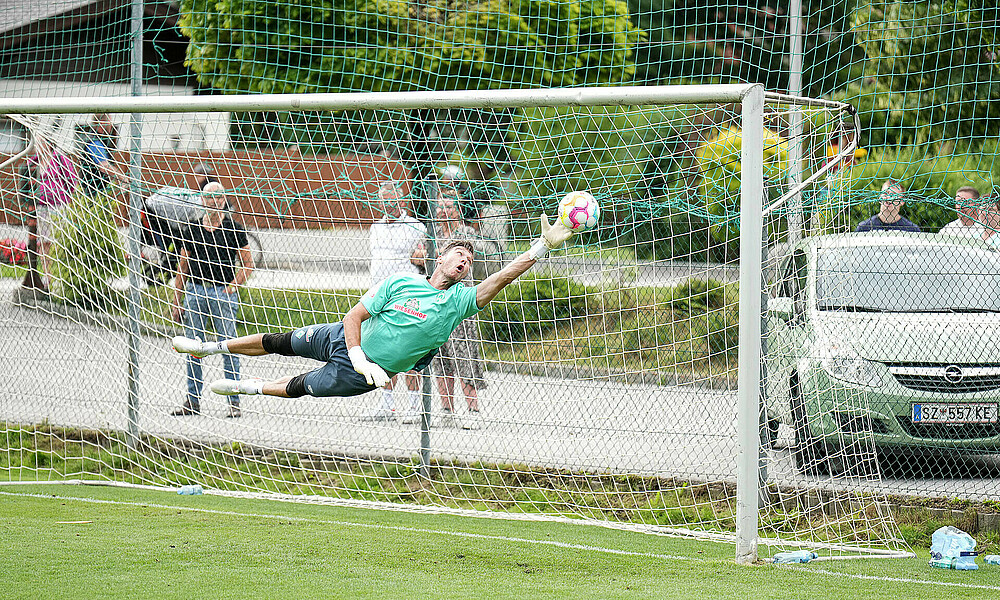 null Jiri Pavlenka hechtet zu einem Ball.