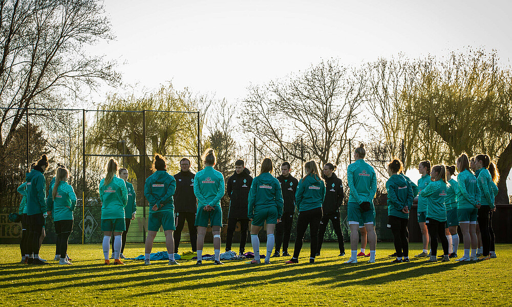 Das Frauen-Bundesligateam des SV Werder steht im Kreis beim Training