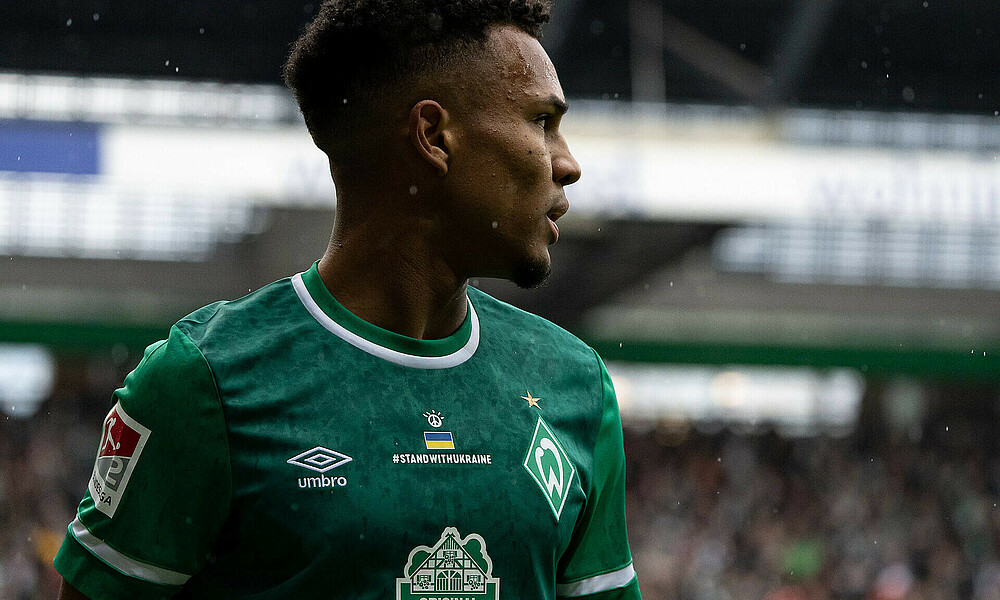 Werder-Spieler Felix Agu im Sondertrikot für die Ukraine. 