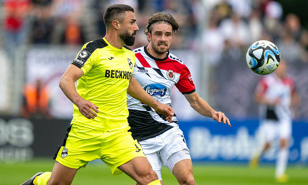 null David Philipp im Duell mit einem Spieler des SC Verl.