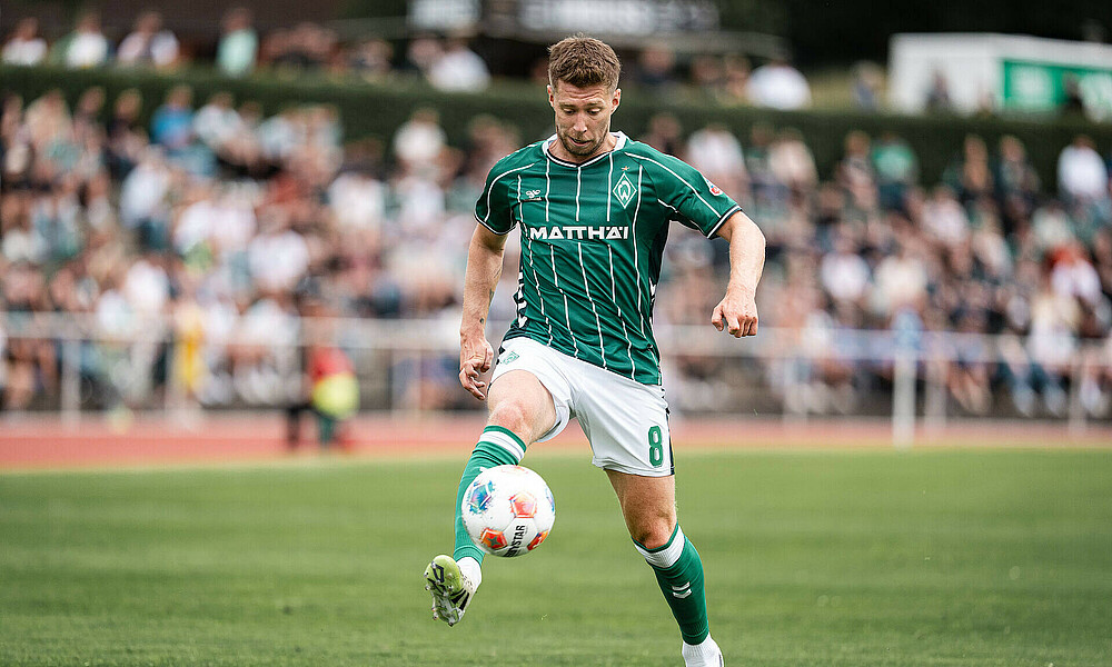 null Mitchell Weiser bei der Ballannahme