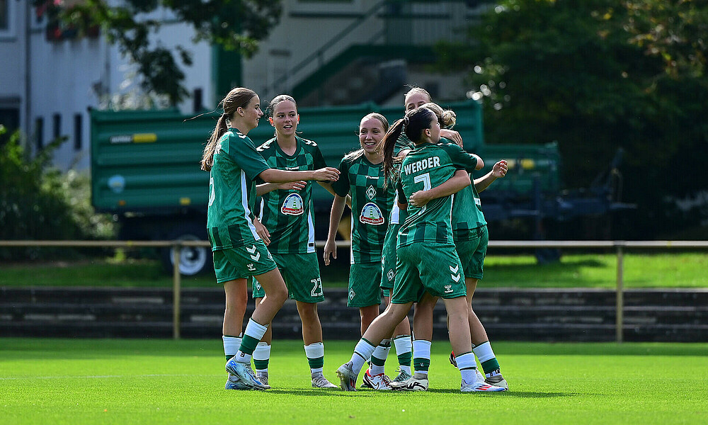 Werders Juniorinnen jubeln. 