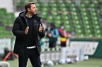 Florian Kohfeldt klatscht an der Seitenlinie.