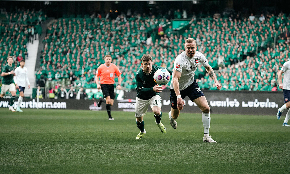 Maloney im Duell mit Schmid. 