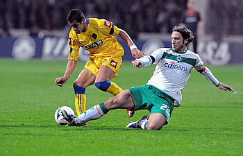 Torsten Frings grätscht einen Spieler von Udinese Calcio ab. 