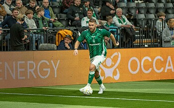 null Hunt mit Ball am Fuß.