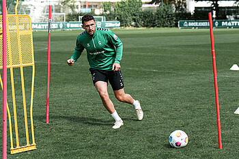 null Milos Veljkovic mit Ball auf dem Trainingsplatz.