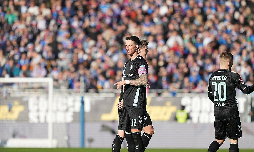 null Marco Friedl auf dem Platz.