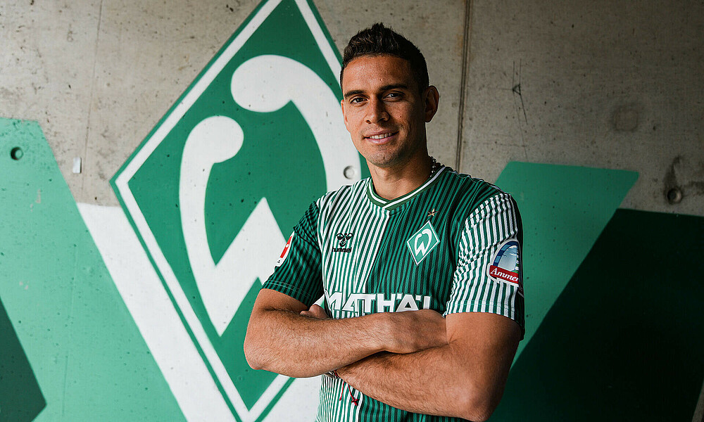 Rafael Borré posiert im Werder-Trikot.