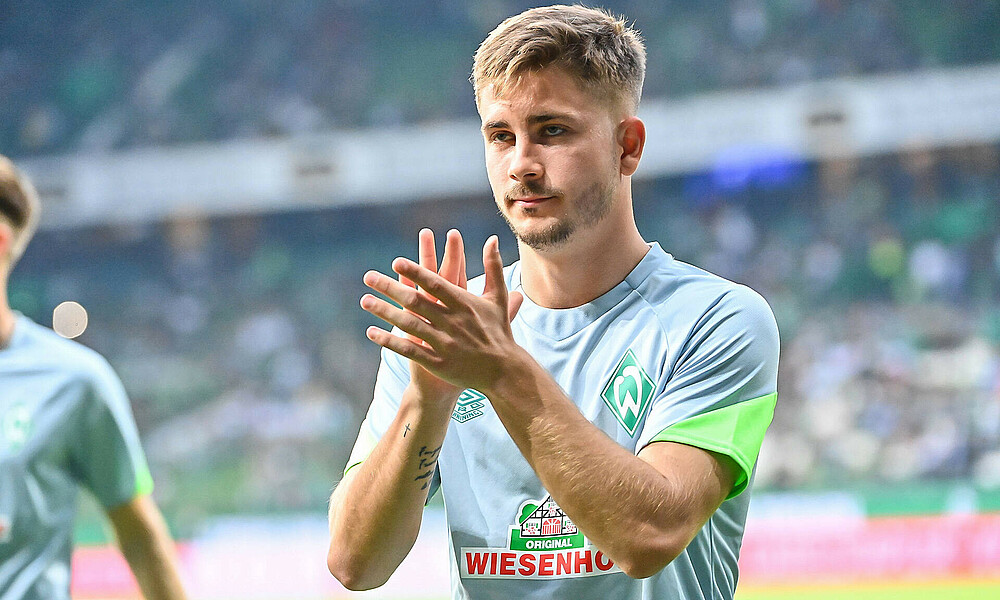 Romano Schmid klatscht.