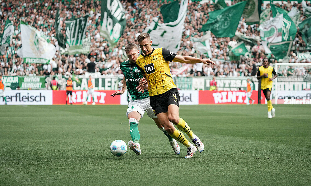 Schlotterbeck im Zweikampf mit Weiser. 