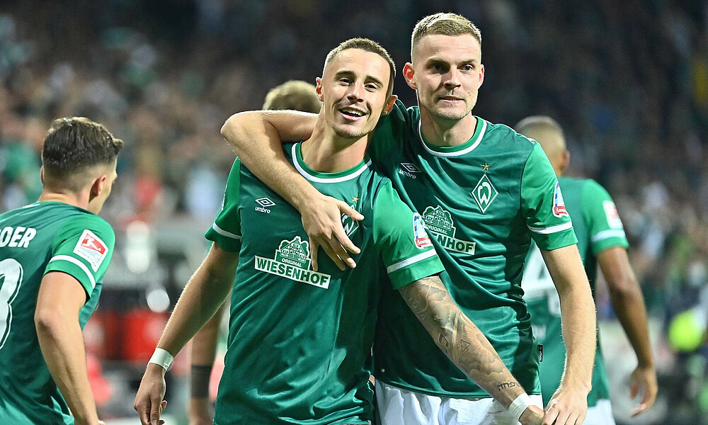 null Marco Friedl und Marvin Ducksch jubeln über den Sieg.