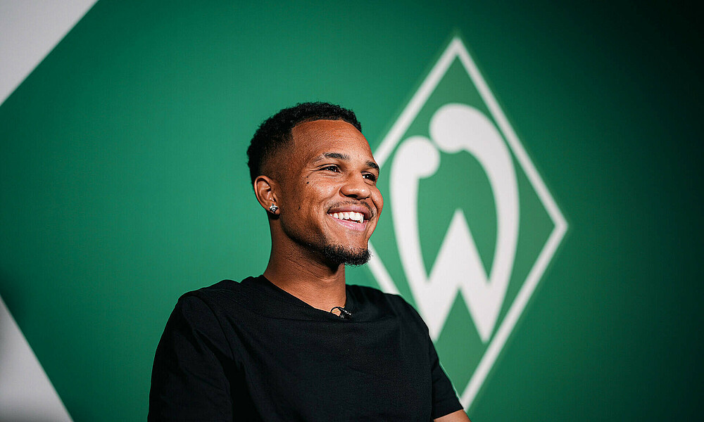 Felix Agu im Interview im Werder-Studio nach seiner Vertragsverlängerung