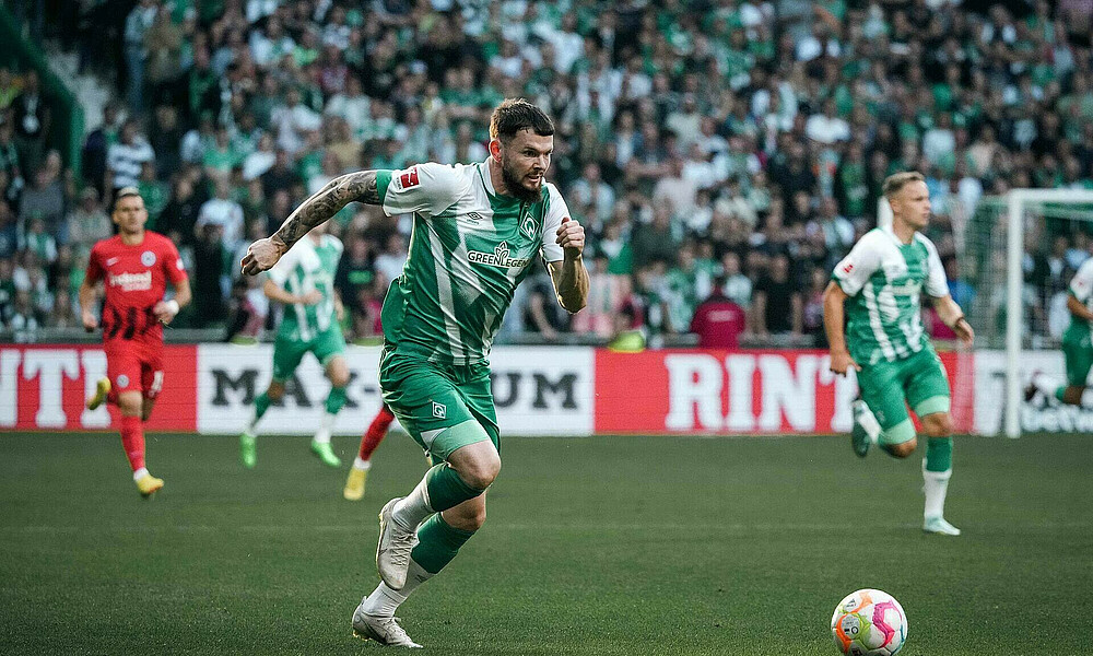 Oliver Burke rennt in einem Spiel