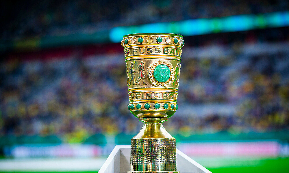 Der DFB-Pokal steht im Stadion.