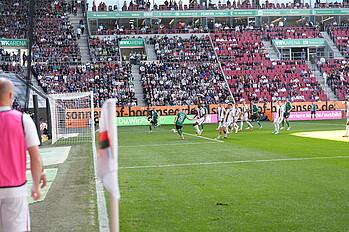 Romano Schmid steht frei und schiebt den Ball ins Tor. 