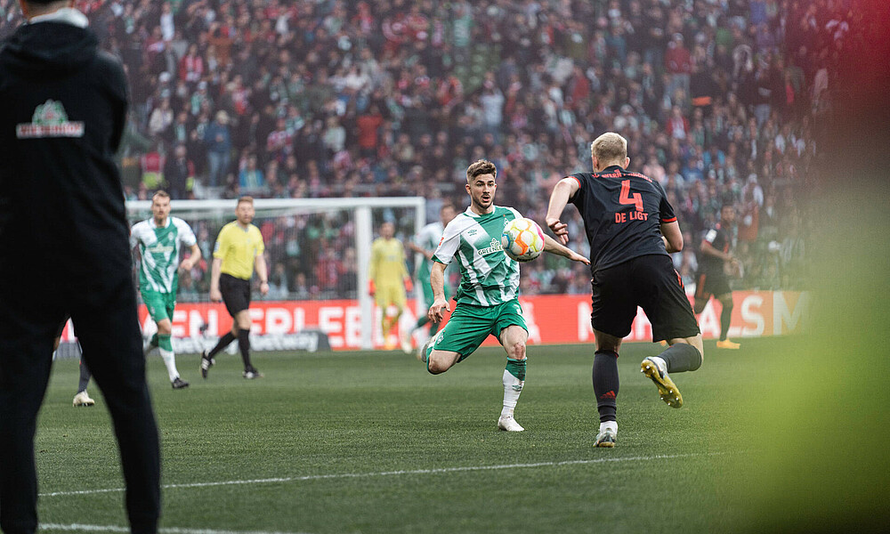 null Romano Schmid ist vor Matthijs des Ligt am Ball, der mit dem Rücken zur Kamera steht.