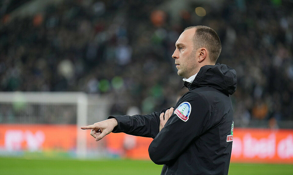 Ole Werner am Seitenrand. 