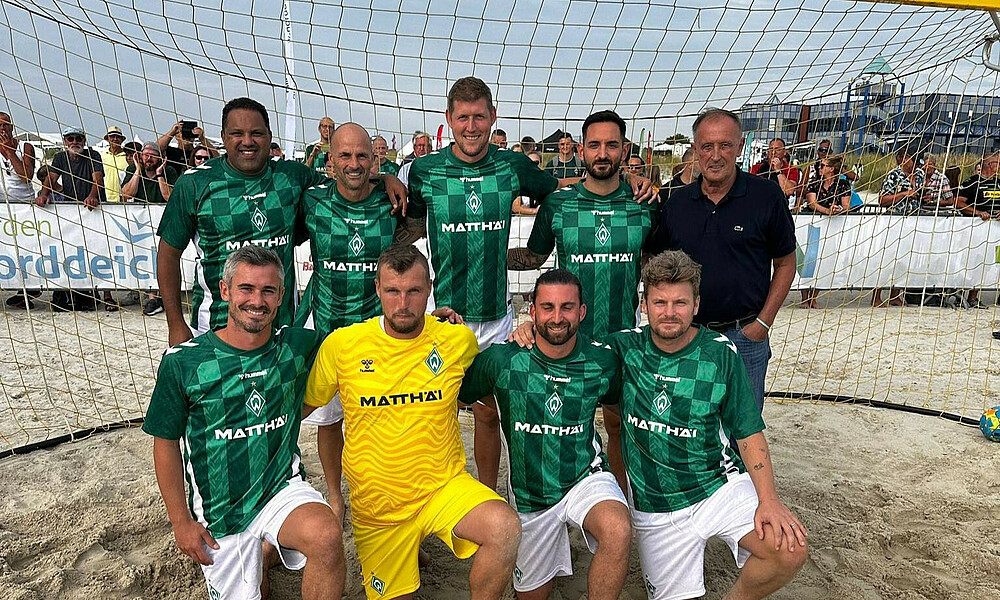 null Teamfoto der Werder Legenden auf dem Sandplatz im Tor.