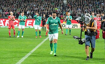 Claudio Pizarro verlässt den Rasen mit gesenktem Kopf.