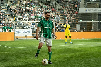 null Ekici mit Ball am Fuß.