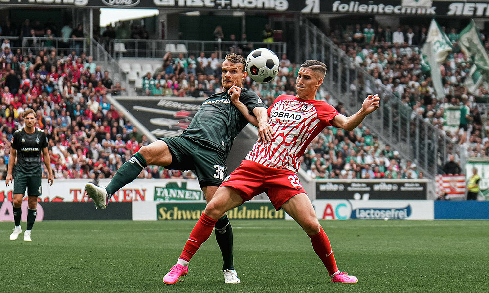 Christian Groß im Zweikampf mit Freiburgs Roland Sallai.