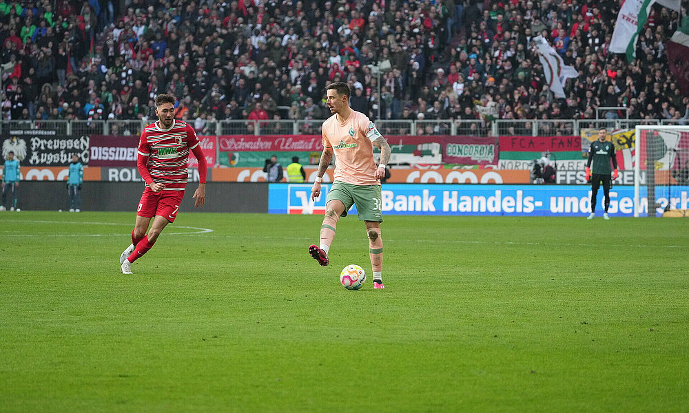 Marco Friedl spielt einen Pass. 