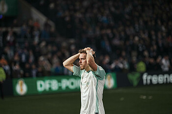 null Senne Lynen schlägt die Hände über dem Kopf zusammen.