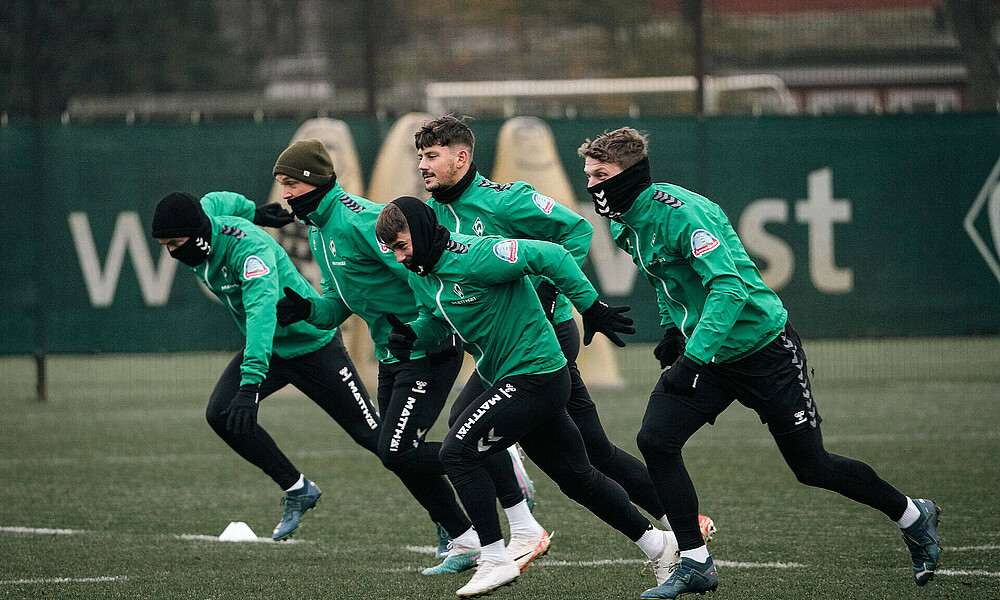 Die Spieler sprinten in einer Reihe während des Trainings.