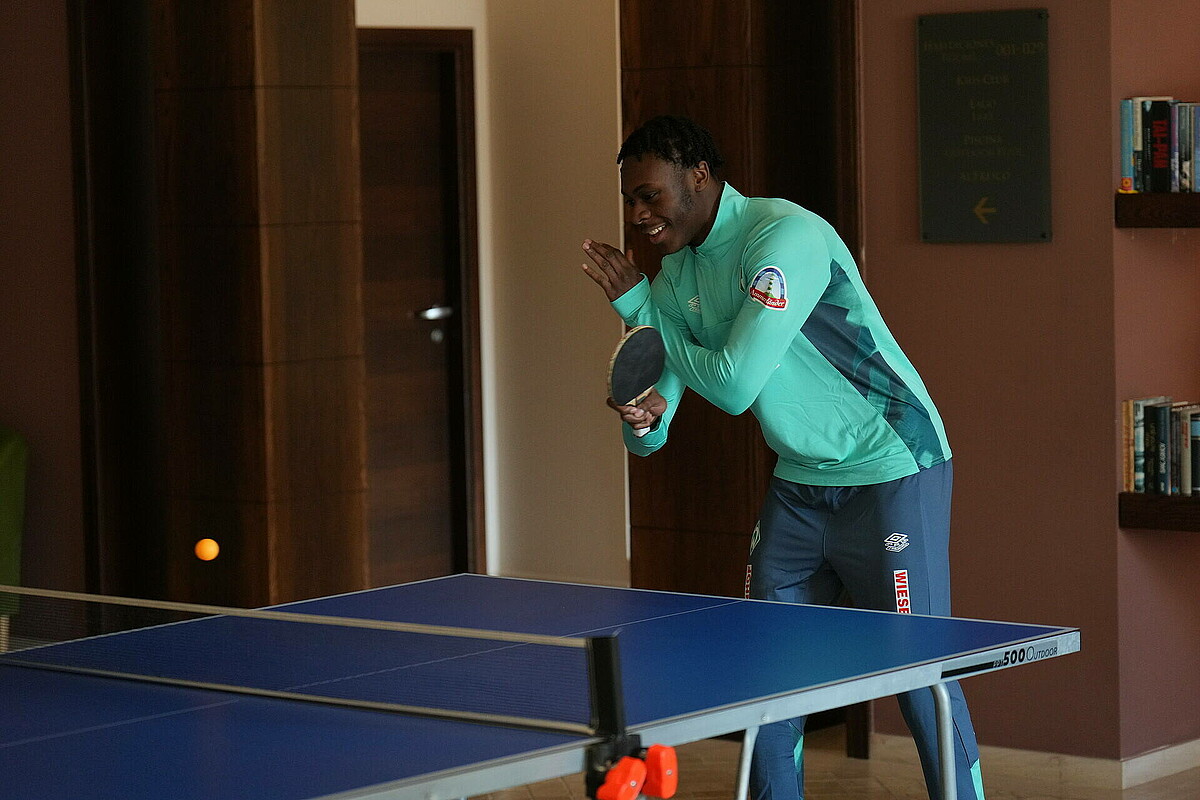 Dikeni Salifou beim Tischtennis spielen