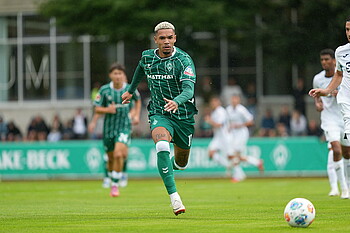 Justin Njinmah mit Blick auf den Ball. 