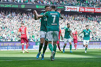 null Ducksch und Füllkrug klatschen ab.