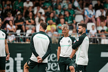 null Horst Steffen mit seinem Trainerteam auf dem Platz im Zillertal