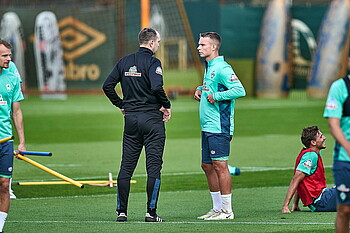 null Niklas Schmidt im Gespräch mit Cheftrainer Ole Werner