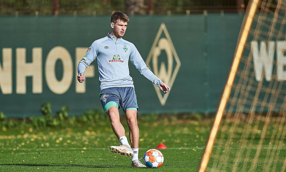 Dominik Becker mit Ball am Fuß. 