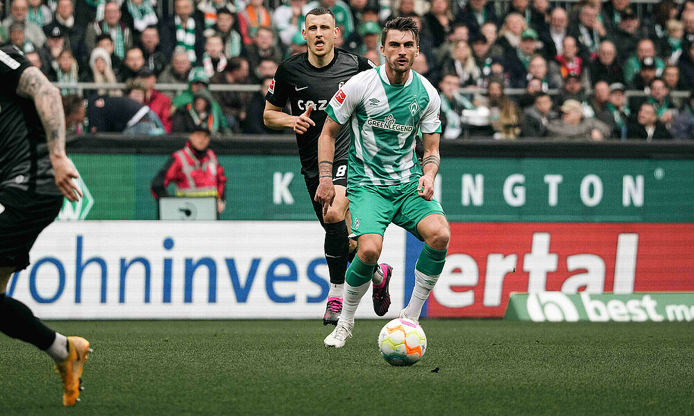 null Maximilian Philipp läuft mit dem Ball am Fuß vor Maximilian Eggestein.