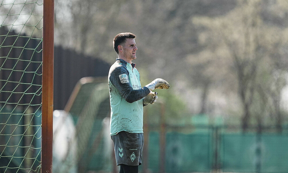 Michael Zetterer in Trainingsklamotten im Tor beim Teamtraining