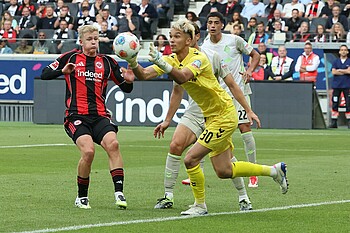 Backhaus pflückt eine Flanke vor Burkardt runter.