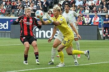 Backhaus pflückt eine Flanke vor Burkardt runter.