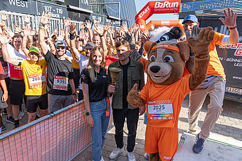 Clemens Fritz mit der Veranstalterin beim B2Run am Weserstadion