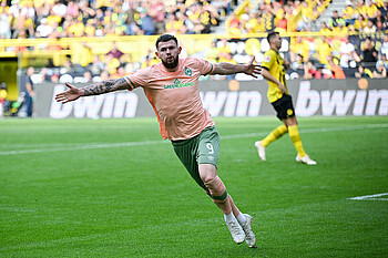 Oliver Burke jubelt mit ausgestreckten Armen