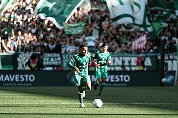 null Felix Agu treibt den Ball über die rechte Seite voran.